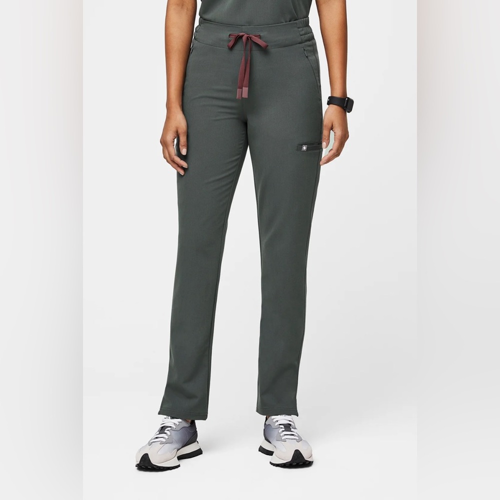 Figs Evans scrub pant in bonsai size XXS tall